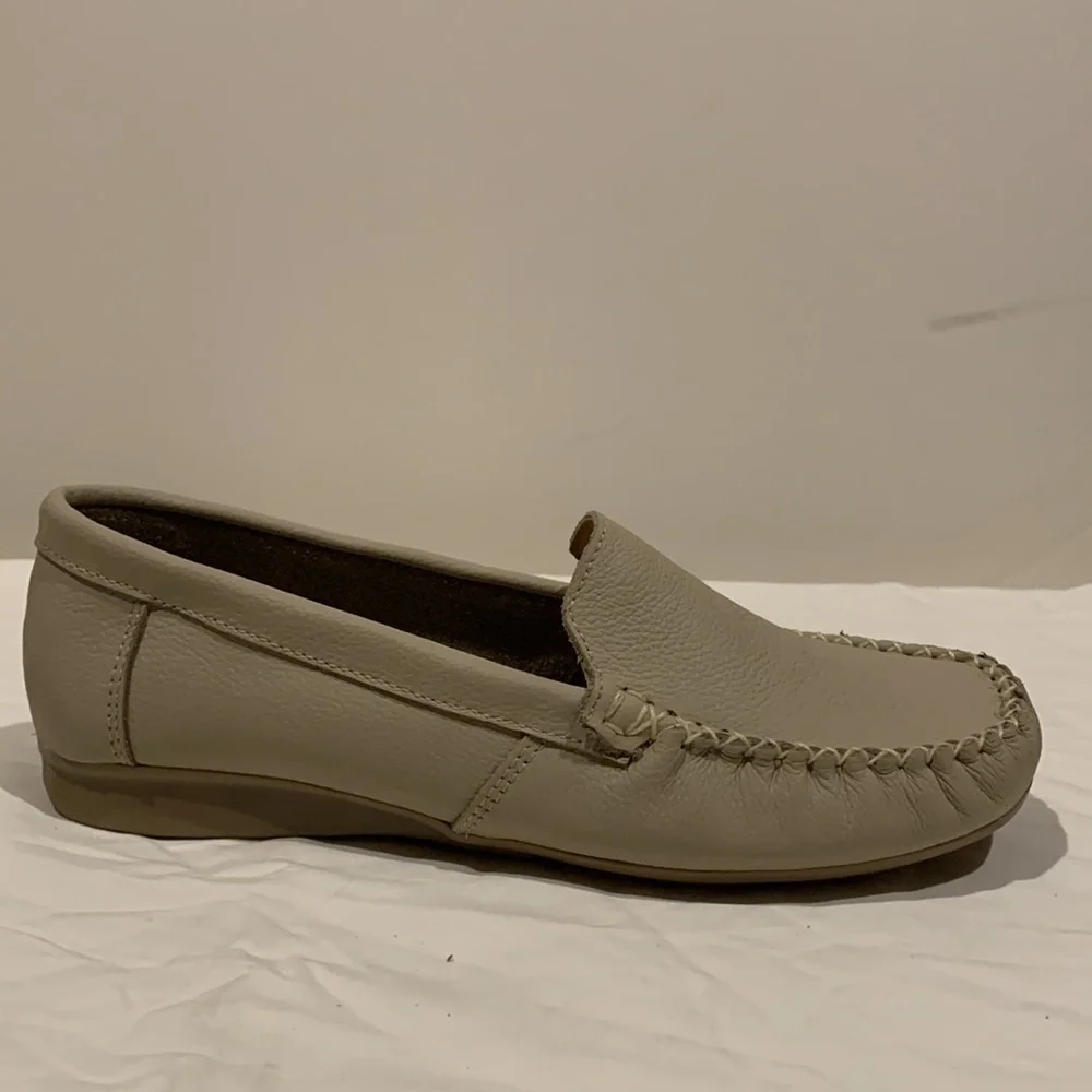Charleston Shoe Co. Flats - Picture 5 of 8